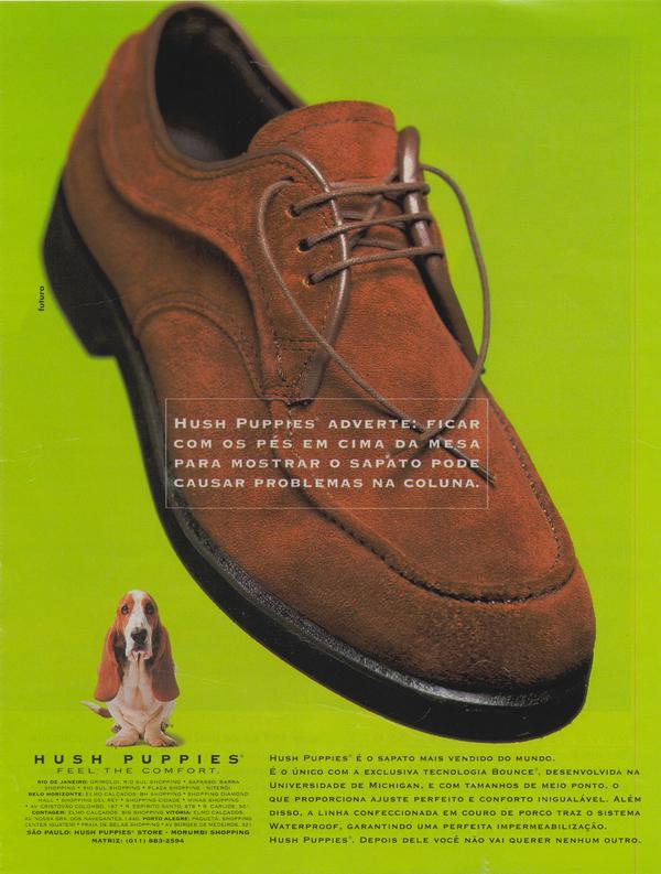 Hush Puppies adverte: ficar com os pés em cima da mesa para mostrar o sapato pode causar problemas na coluna.